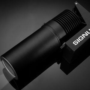 Proyector signum encendido tirado de lado con soporte ajustable hacia atrás.