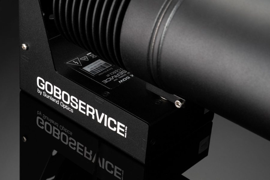 Proyector Goboservice de Sunland Optics en primer plano, con detalles en negro y reflejo en la superficie.
